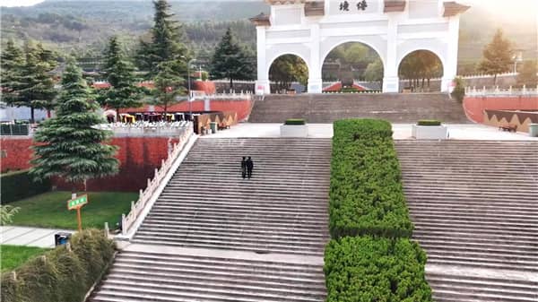 西安霸陵墓園新區(qū)和鳳棲山人文紀(jì)念園都是西安市的知名墓園，各自有著獨(dú)特的特色和優(yōu)勢(shì)