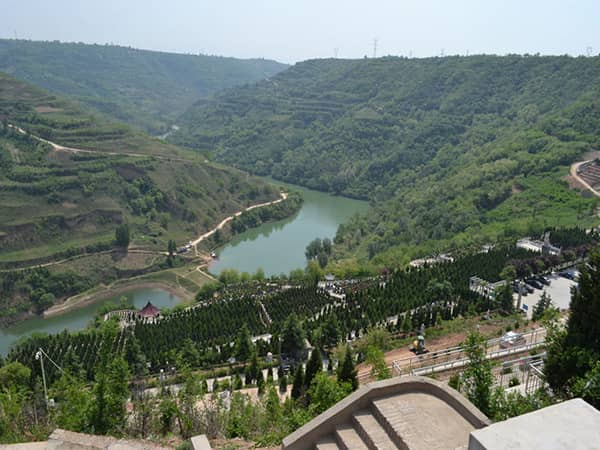 灞橋區(qū)高橋墓園提供了哪些類型的墓地，以滿足不同家庭的需求？